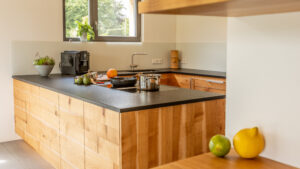 Massiholzküche mi durchlaufender Granit-Arbeitsfläche