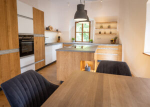 Küche mit Kochinsel und Esstisch