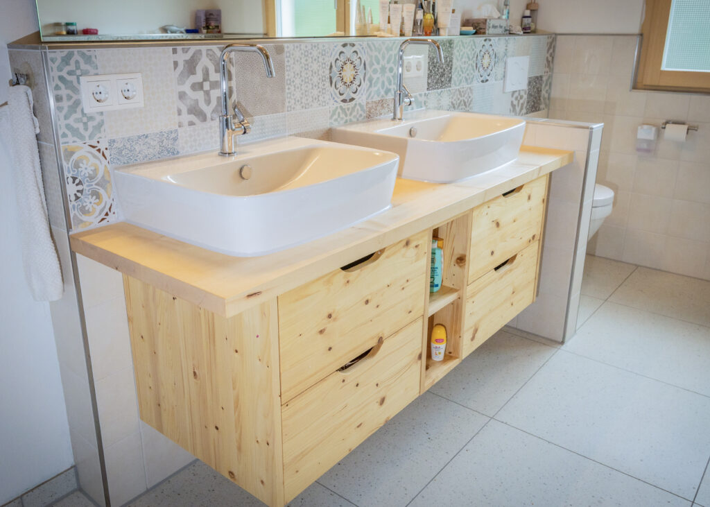 Massivholz-Waschtisch mit zwei Waschbecken