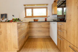 Schränke in einer Massivholzküche