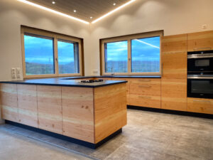 Massivholzküche mit durchlaufender Granitarbeitsfläche