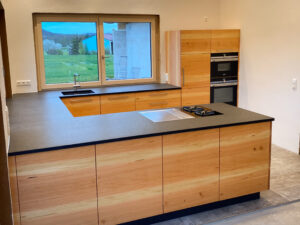 Massivholzküche mit durchlaufender Granitarbeitsfläche