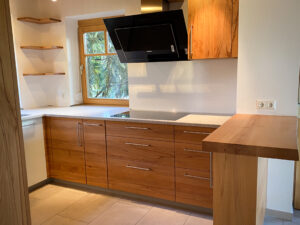 Massivholzküche in kleinem Raum