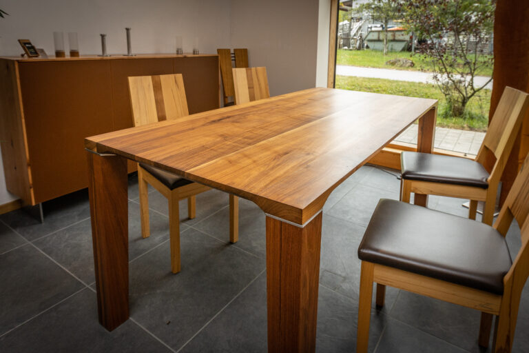 Esstisch mit vier Stühlen der Schreinerei Albatros