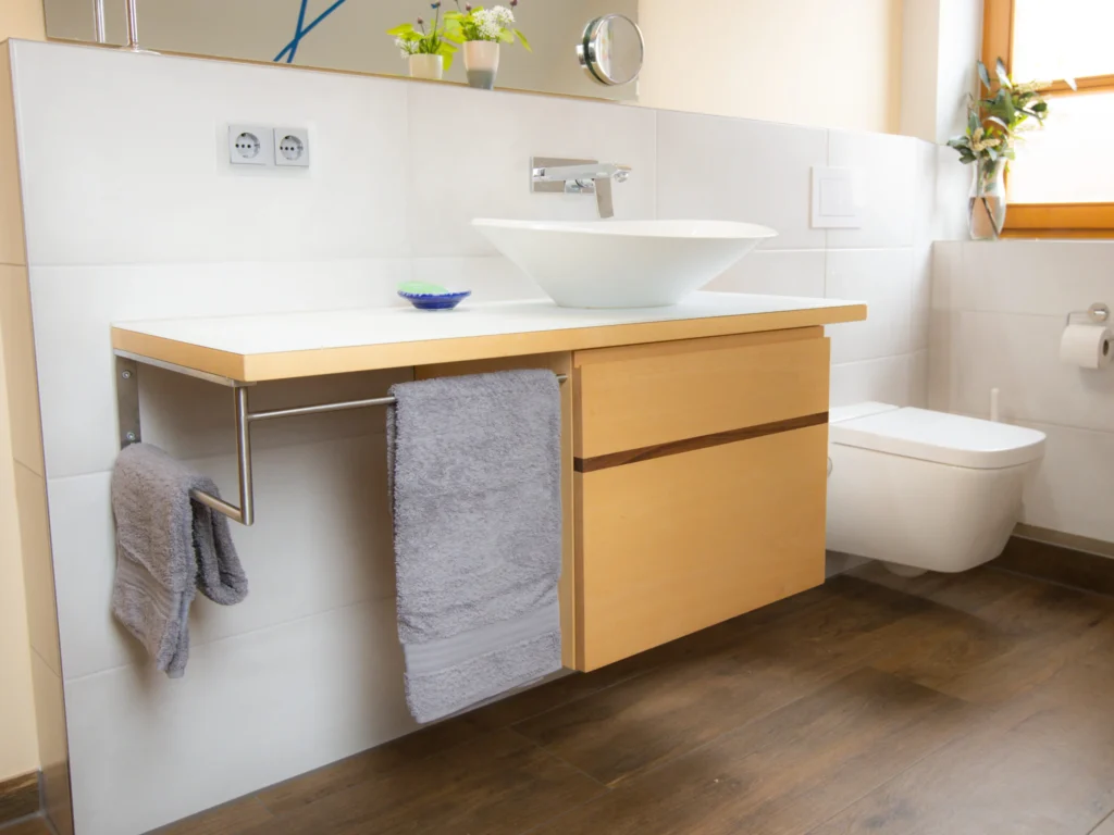 Einzel-Waschtisch mit Handtuchhalter im Badezimmer aus Massivholz bei Schreinerei Albatros