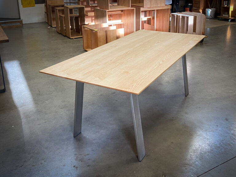 Massivholztisch mit Metall-Untergestell
