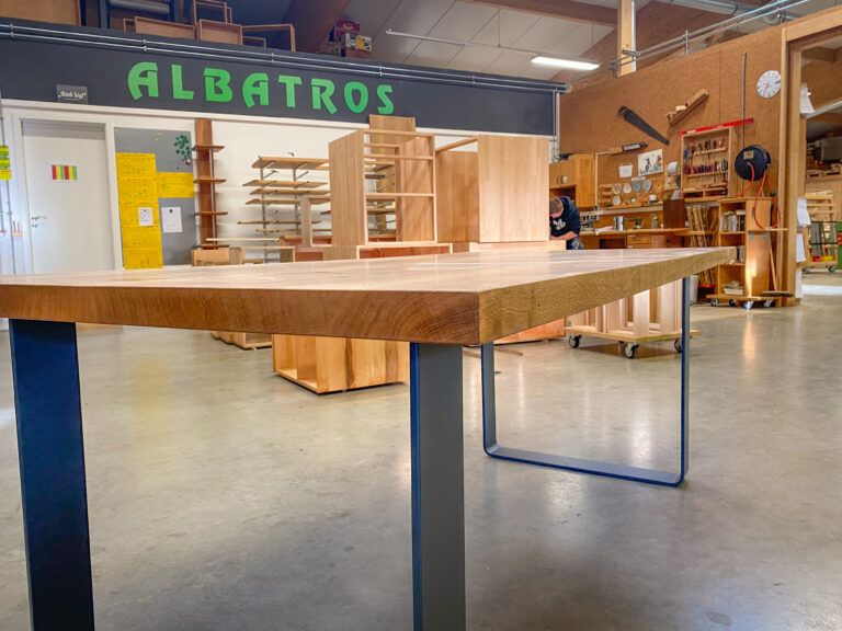 Massivholztisch in Serienausführung mit 4cm starker Tischplatte