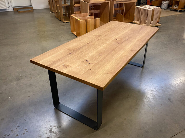 Massivholztisch mit Mtealluntergestell