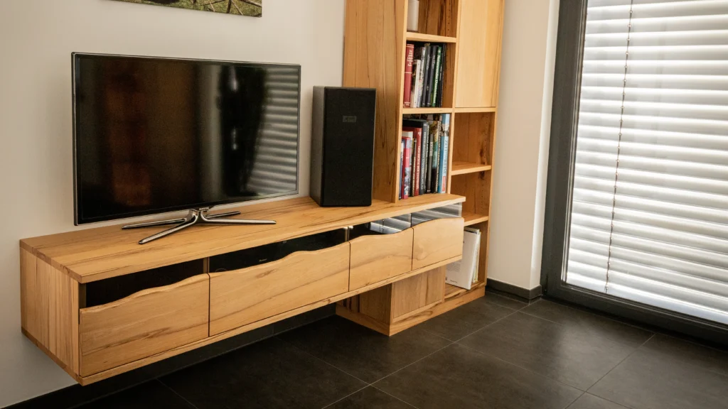 Wohnzimmer Ideen TV Sideboard Lowboard und Regal aus Massivholz bei der Schreinerei Albatros