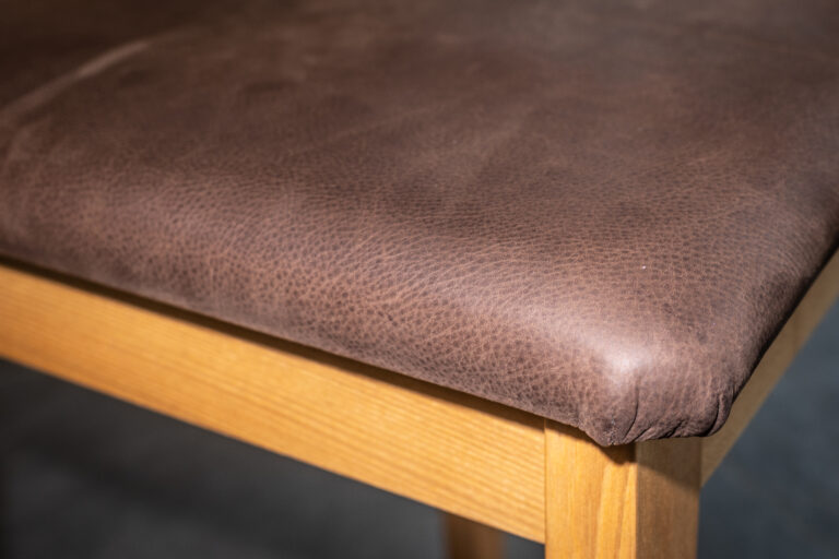 Nahaufnahme Serien-Stuhl Mitho gepolsterte Sitzfläche